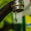 druppelende kraan maakt een watergeluid